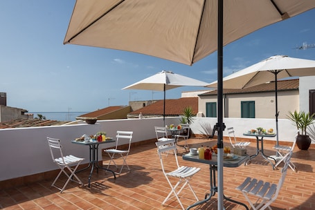 Free daily cooked-to-order breakfast . Alguer Guest House