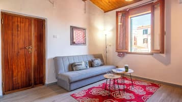 Suite estudio exclusiva, vistas al jardín | Edredones de plumas, colchones viscoelásticos, mobiliario individual
