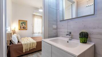 Kahden hengen classic-huone, nÀköala puutarhaan | Kylpyhuone | Suihku, sadesuihkupÀÀ, ilmaiset hygieniatuotteet, hiustenkuivaaja