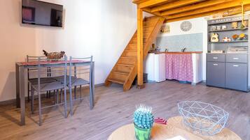 Suite estudio exclusiva, vistas al jardín | Edredones de plumas, colchones viscoelásticos, mobiliario individual