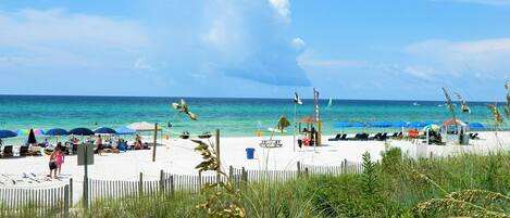 Plage, chaises longues, serviettes de plage
