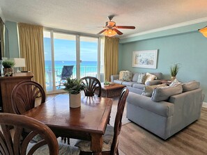 Smart TV, caminetto, tavolo da ping pong