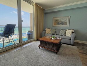 Smart TV, caminetto, tavolo da ping pong