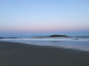 Na praia, espreguiçadeiras, toalhas de praia 