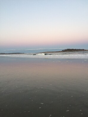 على الشاطئ، كراسي للتشمس، مناشف للشاطئ