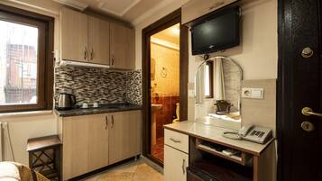 Hervidor eléctrico y utensilios de cocina