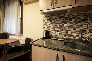 Standard-Dreibettzimmer, Nichtraucher | Eigene Kochnische | Wasserkocher, Kochgeschirr/Geschirr/Besteck