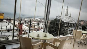 Habitación triple estándar, no fumadores | Terraza o patio