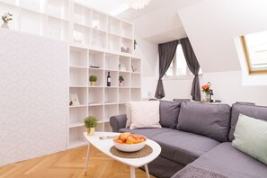 Estúdio design, sacada, vista para a cidade (incl. 60€ cleaning fee) | Área de estar | TV de tela plana