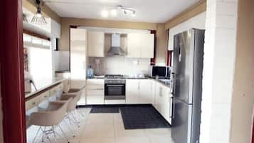 Deluxe Apartment | Shared kitchen | Fridge, microwave