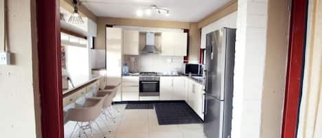 Deluxe Apartment | Shared kitchen | Fridge, microwave