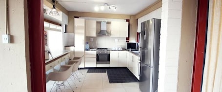 Deluxe Apartment | Shared kitchen | Fridge, microwave