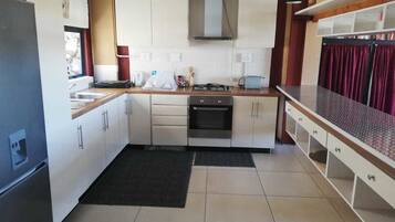 Deluxe Apartment | Shared kitchen | Fridge, microwave