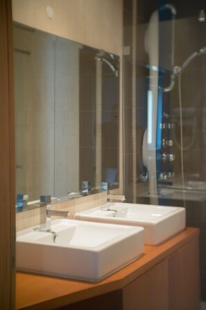 Shower, hair dryer, towels - Arrifana Destination Boutique (Aljezur)