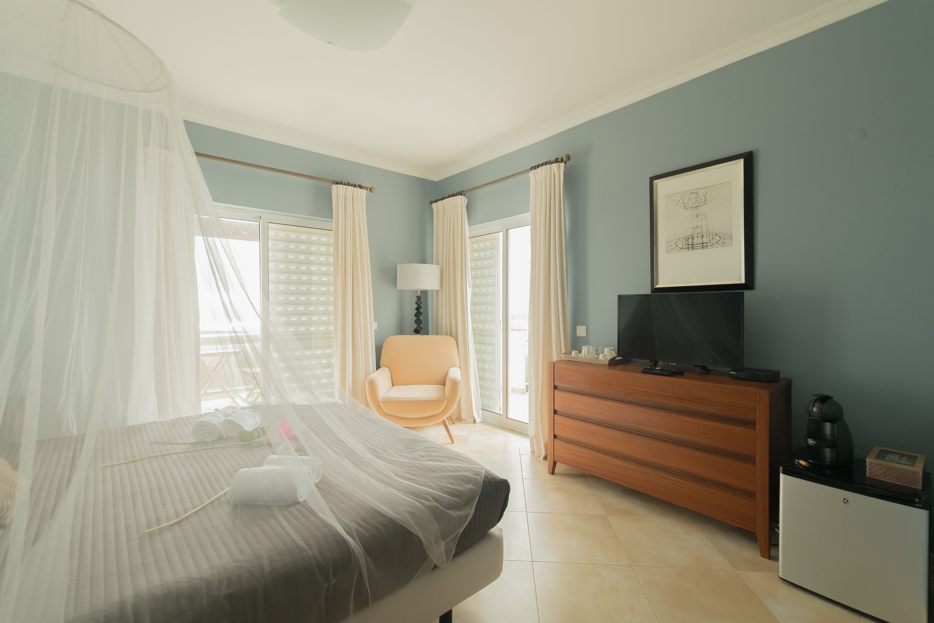 suite, 1 double bed, non smoking, sea view | minibar, in-room safe, desk, blackout curtains
