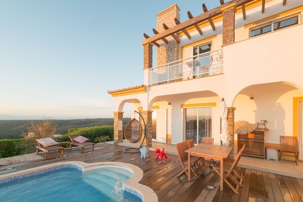 2 outdoor pools, pool loungers