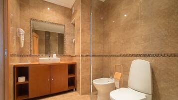 Ducha, secador de pelo y toallas