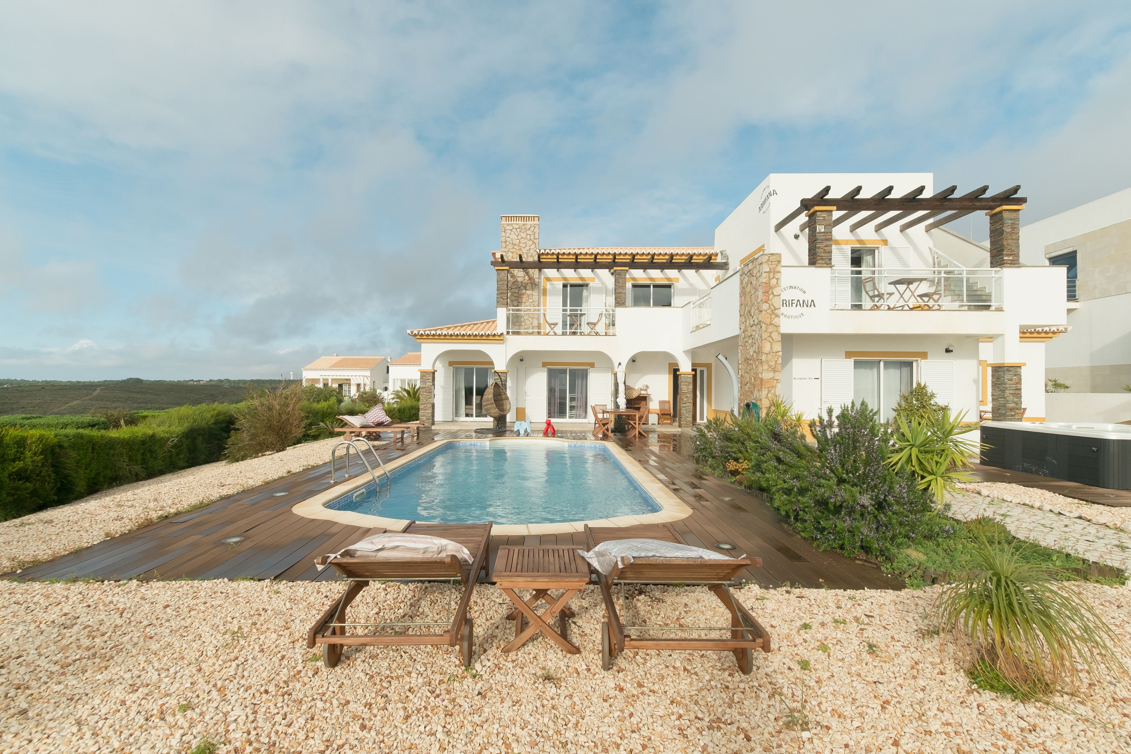 2 outdoor pools, pool loungers