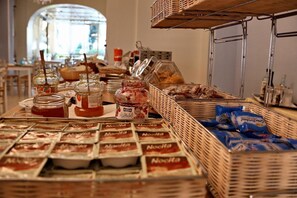 包每日自助早餐
