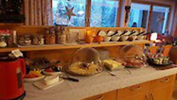 Sudah termasuk sarapan prasmanan setiap hari