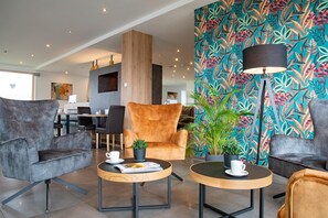 Lobby-lounge