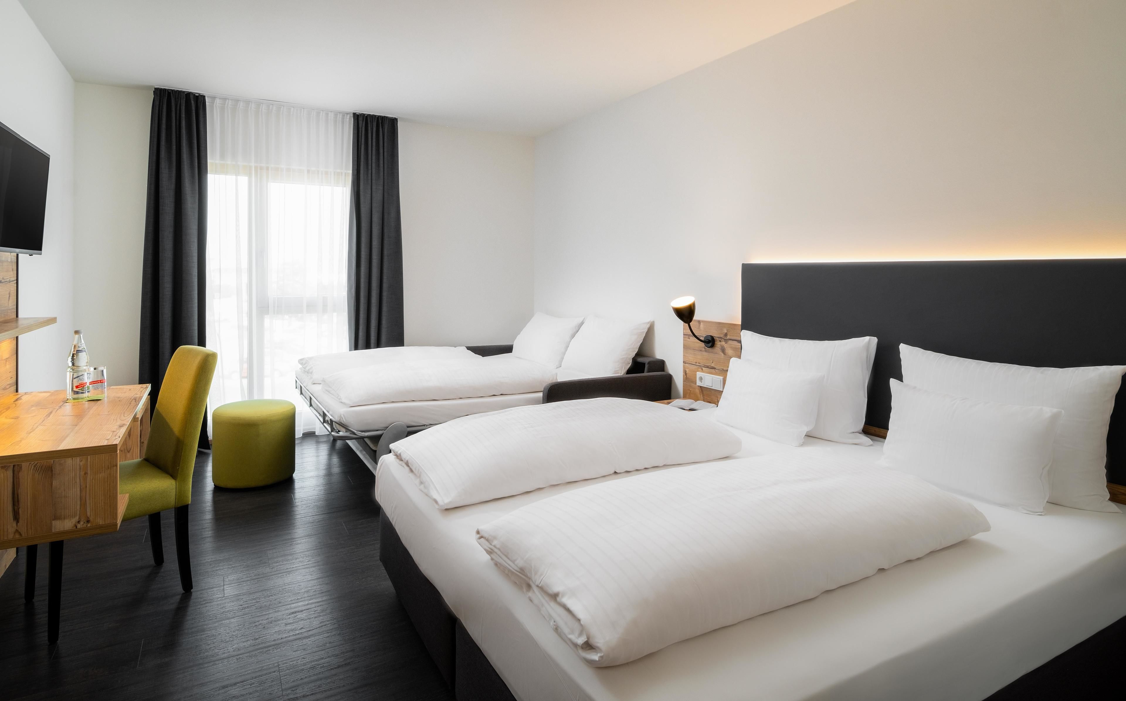 Schreibtisch, Verdunkelungsvorhänge, schallisolierte Zimmer