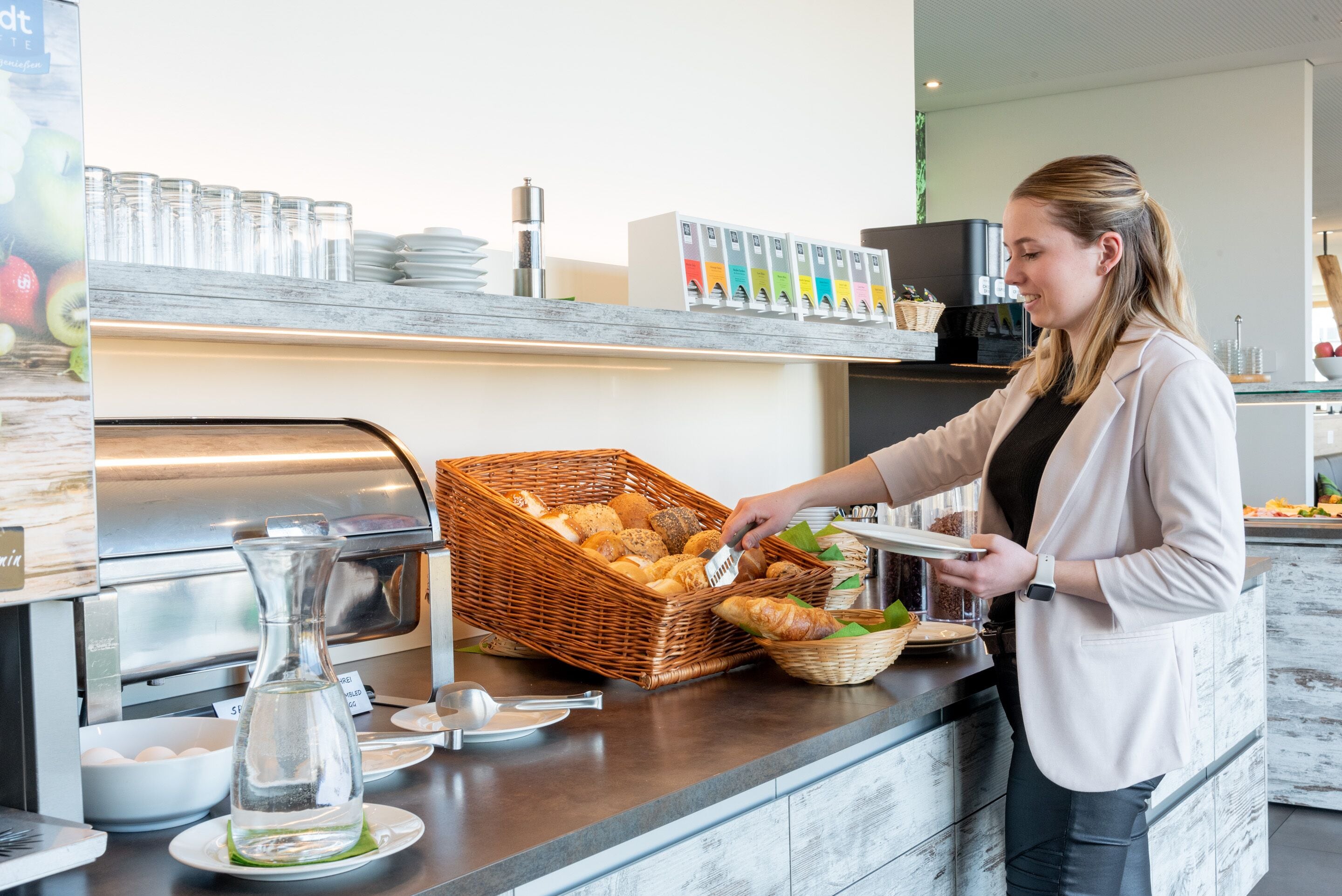 Una mesa de buffet con diversos alimentos y un dispensador de bebidas.