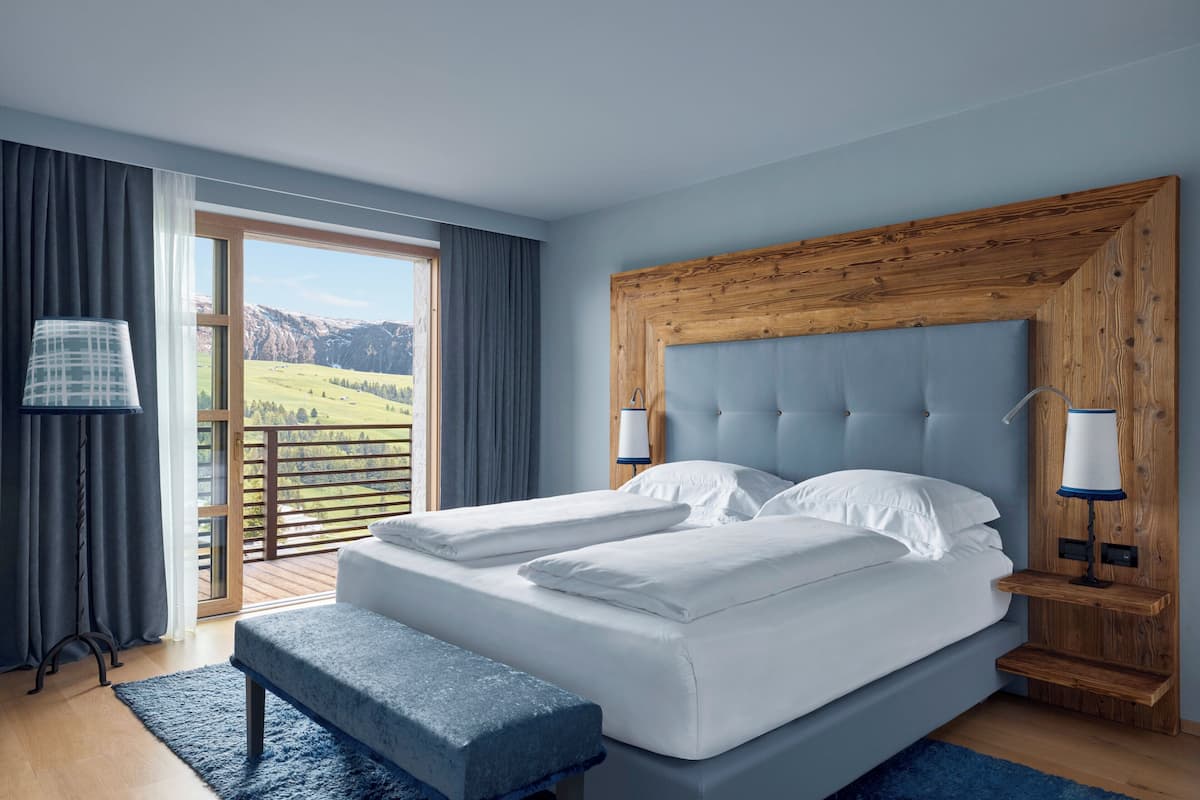 Suite (Mountain) | Peralatan tempat tidur premium, gebar bulu kapas, bar mini 