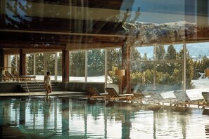 Innenpool, Außenpool, Sonnenschirme, Liegestühle