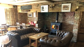 Unclassified image, 5 of 26, button - The Ship Inn (Spalding)
