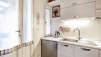 Apartment, 1 Bedroom, Patio | Private kitchen | Full-size fridge, stovetop, cookware/dishes/utensils