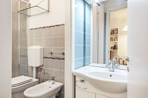 Ein Badezimmer mit Toilette, Bidet und Waschbecken.