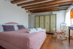 Apartment, 2 Schlafzimmer | 2 Schlafzimmer, kostenlose Babybetten, kostenloses WLAN, Bettwäsche