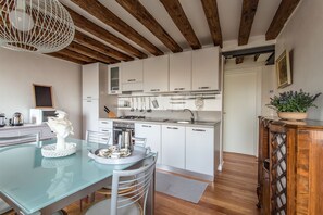 Apartment, 2 Schlafzimmer | Essbereich im Zimmer