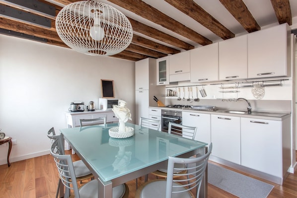 Appartement, 2 chambres | Repas dans la chambre