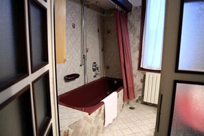Apartemen, 1 kamar tidur | Kamar mandi | Bathtub, bathtub besar, perlengkapan mandi gratis, dan kloset