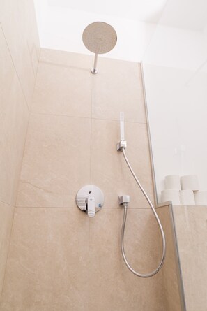 Business Studio, 1 Queen Bed (incl. 40€ cleaning fee) | Bathroom
