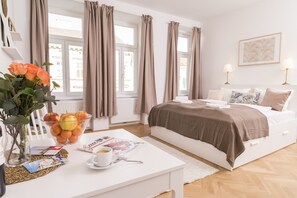 Estúdio empresarial, 1 cama Queen (incl. 40€ cleaning fee) | Área de estar | TV de tela plana