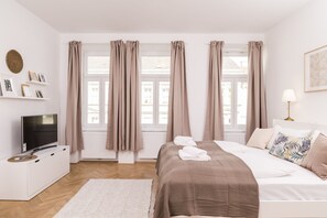 Studio Affaires, 1 grand lit (incl. 40€ cleaning fee) | Décoration personnalisée, ameublement personnalisé, bureau