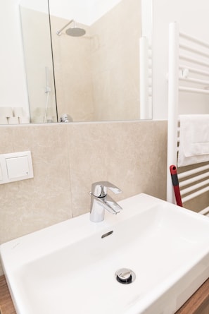 Estúdio empresarial, 1 cama Queen (incl. 40€ cleaning fee) | Banheiro | Chuveiro, produtos de toalete grátis, secador de cabelo