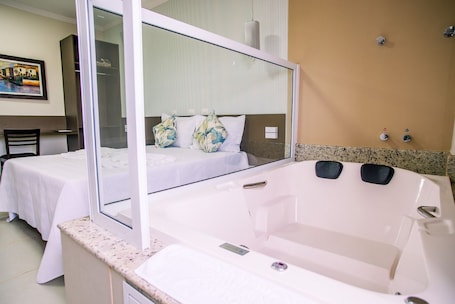 Superior Suite, 1 Queen Bed, Non Smoking | Minibar, iron/ironing board, free WiFi, bed sheets. Caligio Hotel