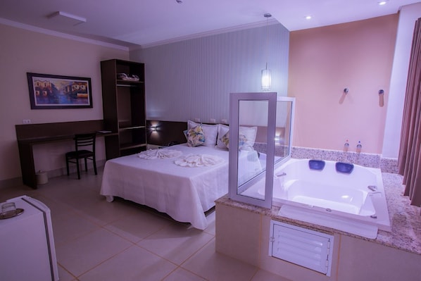 Suite superior, 1 llit de matrimoni, no fumadors | Minibar, planxa i posts de planxar, wifi gratuïta i roba de llit