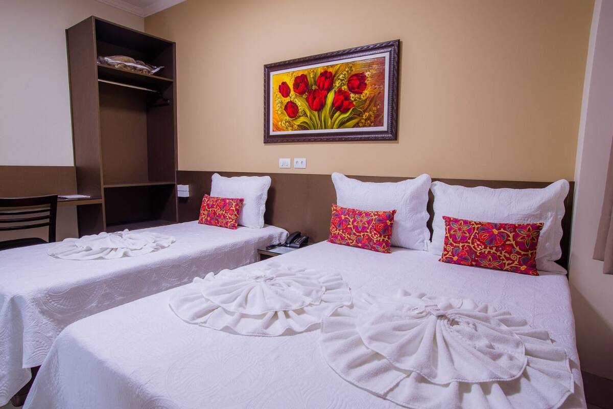 Minibar, tabla de planchar con plancha, wifi gratis y ropa de cama 