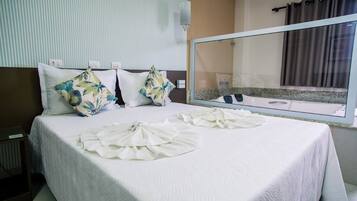 Suíte superior, 1 cama Queen, para não fumantes | Frigobar, ferros/tábuas de passar roupa, Wi-Fi de cortesia