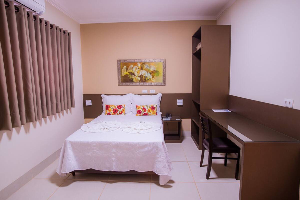 Minibar, tabla de planchar con plancha, wifi gratis y ropa de cama 