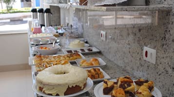 Café da manhã completo grátis todos os dias