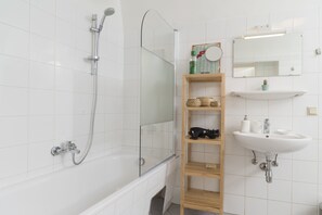 時尚公寓, 1 間臥室, 城市景觀 (incl. 60€ cleaning fee) | 浴室 | 淋浴/浴缸二合一、全浸式浴缸、免費盥洗用品、吹風機