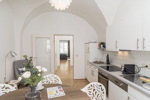 Design Apartment, 1 Bedroom, City View (incl. 60€ cleaning fee) | Private kitchen | Full-sized fridge, microwave, oven, stovetop - Cozy Kunsthaus Graz by Welcome2Vienna (Graz)