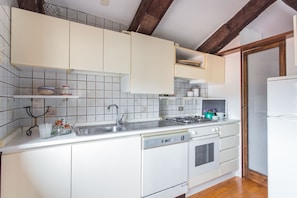 Apartment, 1 Schlafzimmer | Eigene Küche | Großer Kühlschrank, Herdplatte, Kochgeschirr/Geschirr/Besteck