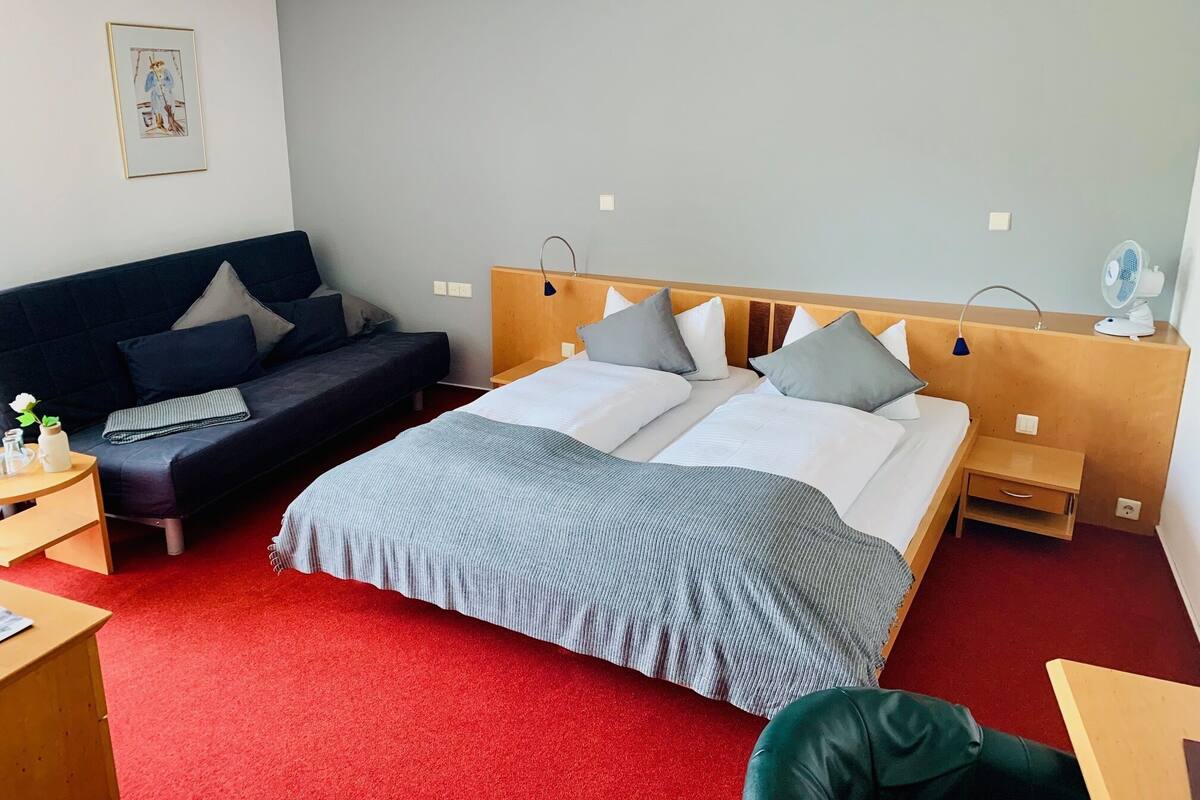 Double Room | Peti besi dalam bilik, dihias secara berasingan